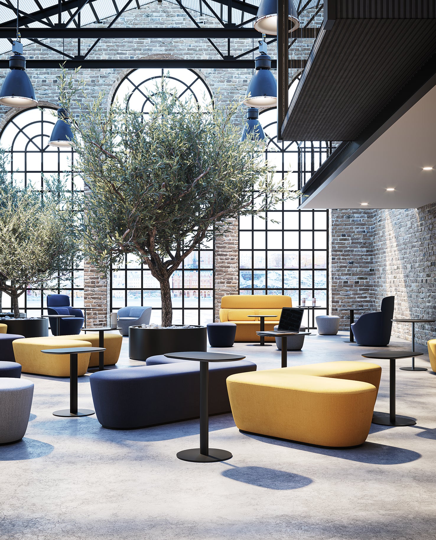 Salon moderne avec de grandes fenêtres cintrées, des murs en briques apparentes, des arbres d'intérieur et d'élégants sièges jaune-gris associés à des tables basses Radar de Claesson Koivisto Rune CKR sous des luminaires industriels suspendus. La lumière naturelle remplit l'espace.