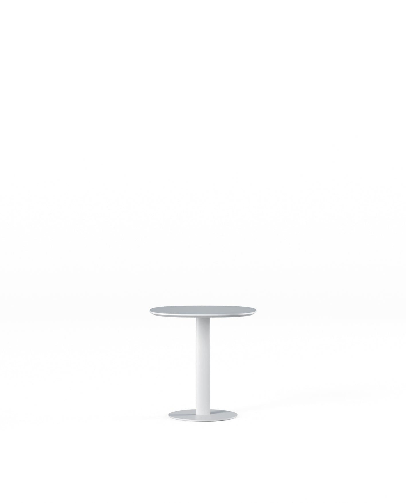 La table basse Radar de Claesson Koivisto Rune CKR est une petite table d'appoint blanche, ronde et moderne, dotée d'un piédestal central. Elle est présentée seule sur un fond blanc uni, reflétant un design minimaliste.