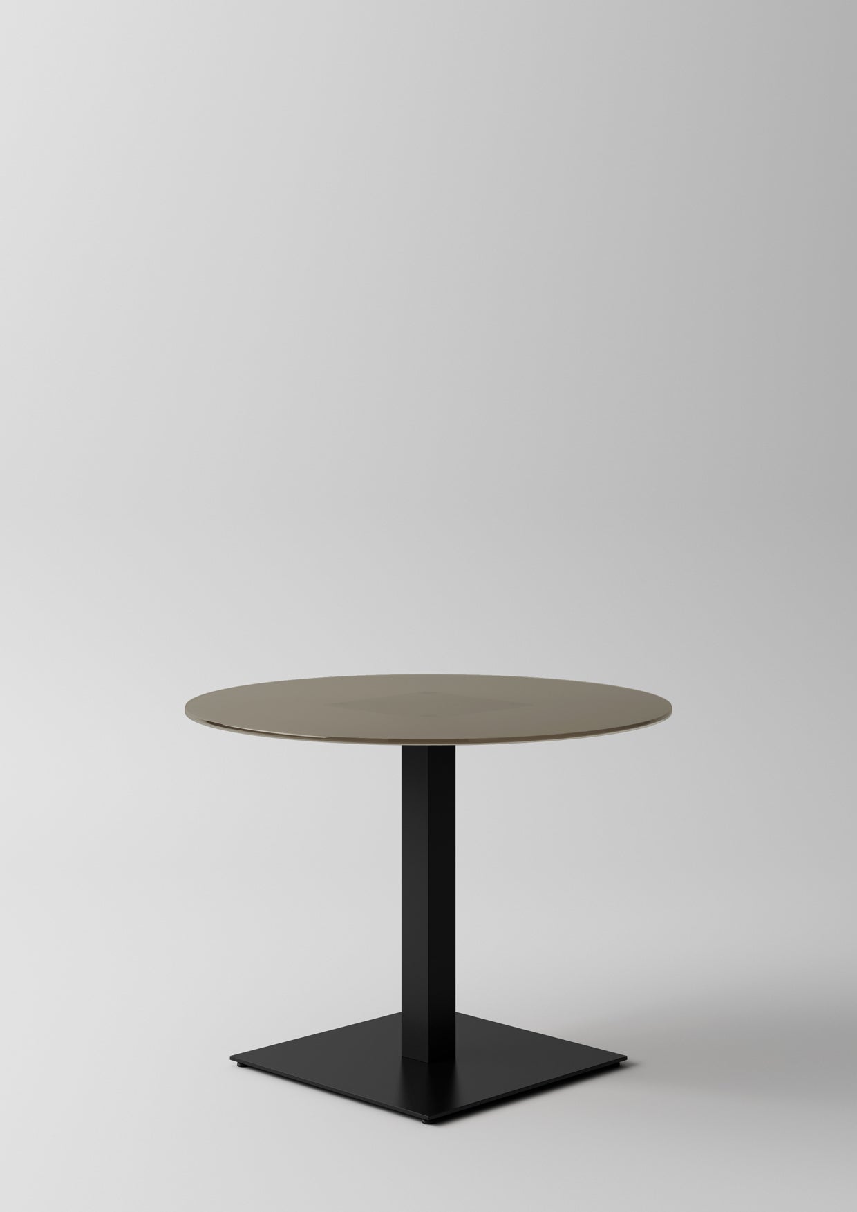 Les Pop Tables de réunion et lounge d'Attitudes Bureaux se caractérisent par un plateau rond et minimaliste de couleur marron et un socle noir sur une plateforme carrée - idéales pour l'aménagement de bureaux ou comme tables de salon élégantes, présentées sur un fond gris clair uni.