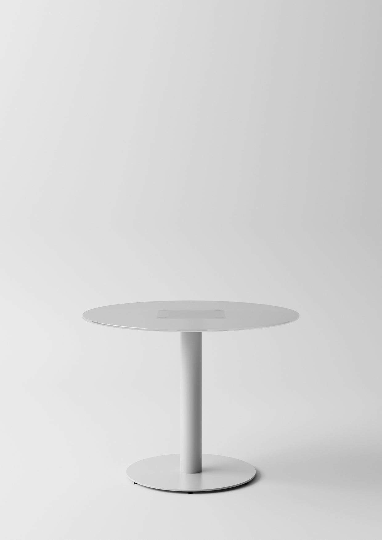La Pop Tables de réunion et lounge d'Attitudes Bureaux est une table ronde blanche minimaliste avec un socle central, parfaite pour l'aménagement des bureaux ou comme table de salon élégante, présentée sur un fond blanc uni.