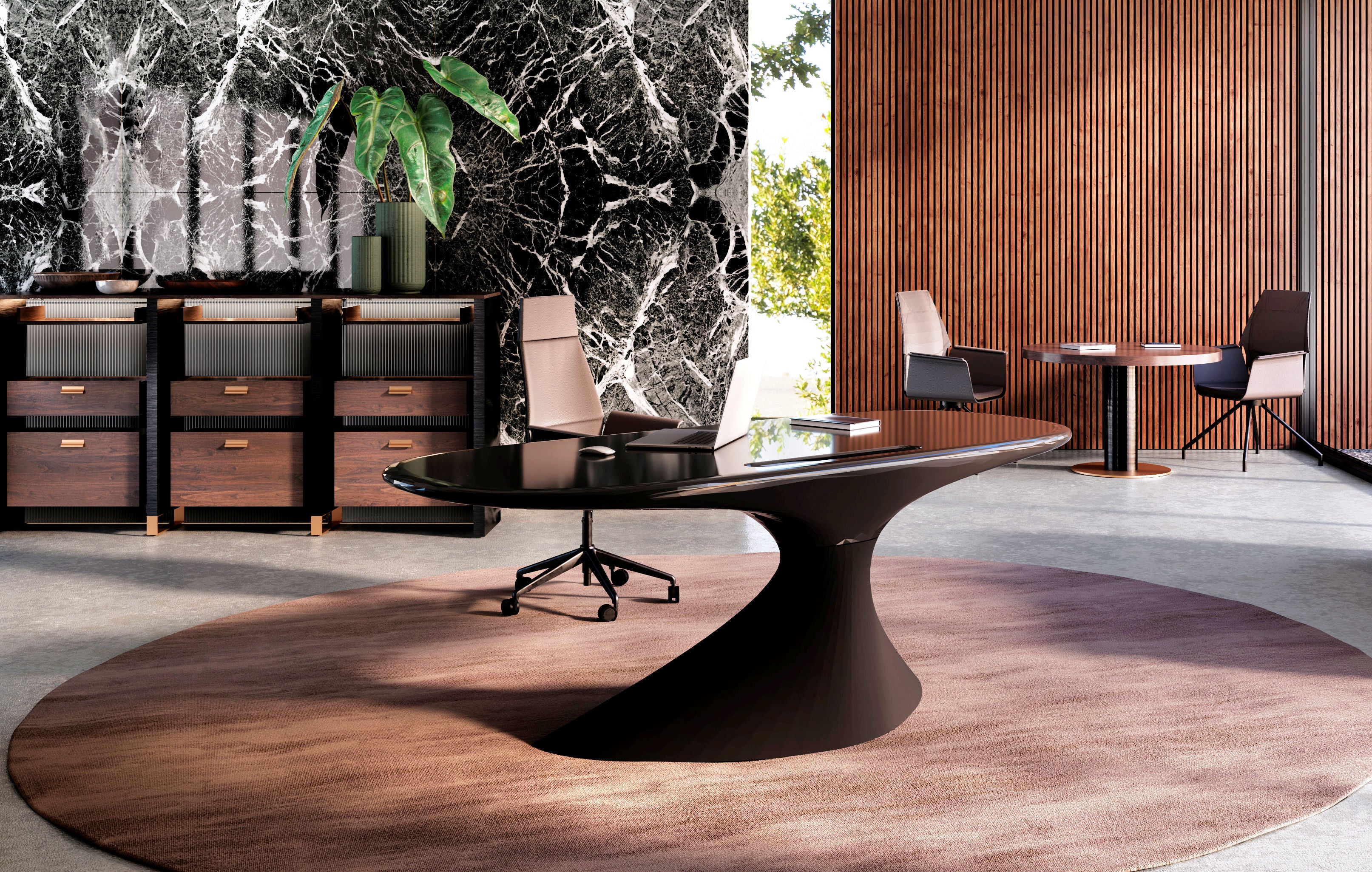 Bureau moderne avec le bureau sculptural ZERO de Karim Rashid sur un tapis rond marron, une chaise de bureau noire, une plante à feuilles, des classeurs, des murs en marbre et en lattes de bois, ainsi qu'une table ronde avec deux chaises près de grandes fenêtres.