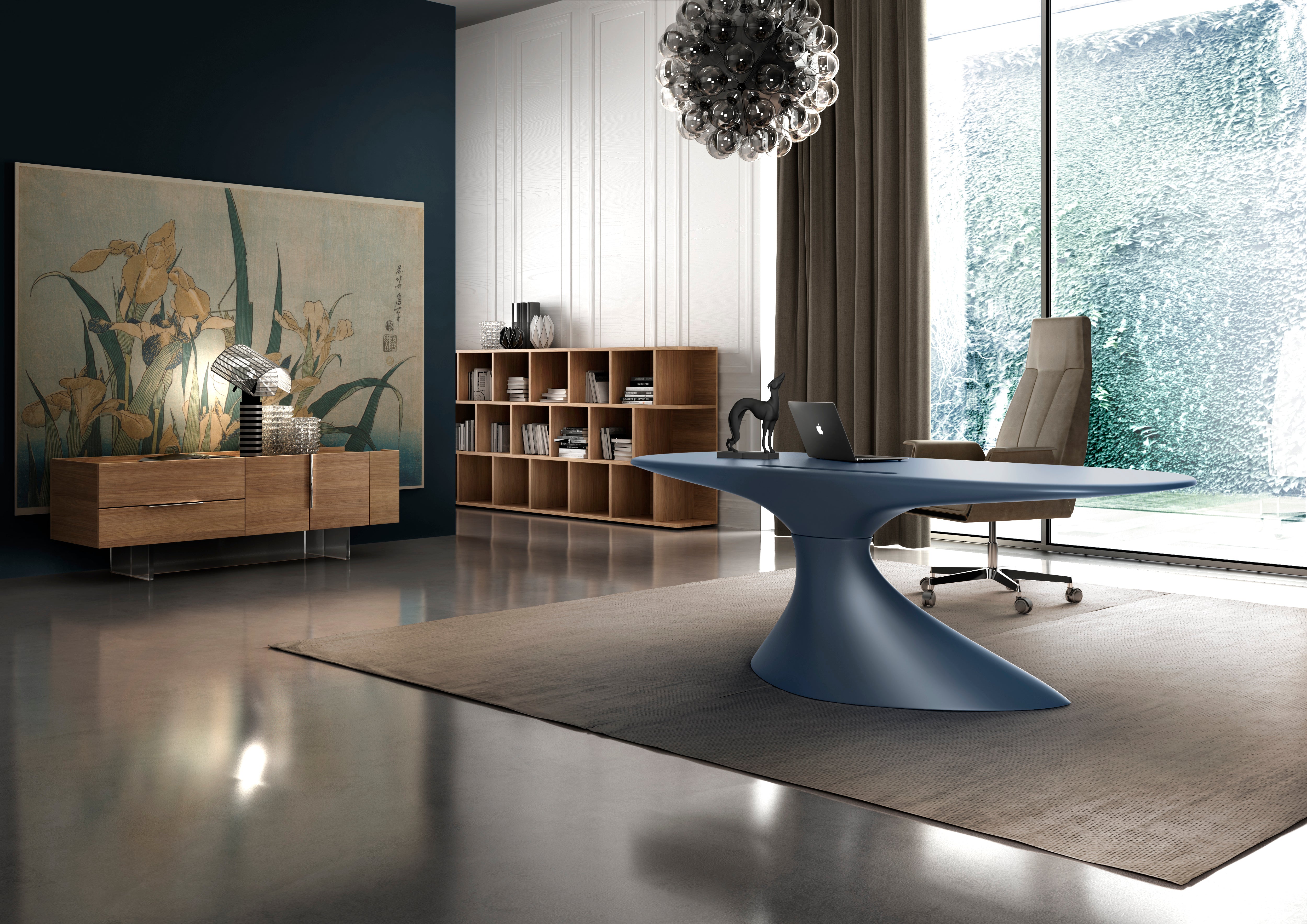 Un bureau moderne avec le sculptural bureau ZERO bleu de Karim Rashid, un tapis beige, une chaise haute, des étagères en bois et une grande fenêtre. Des fleurs jaunes décorent le mur et un luminaire en verre est suspendu au plafond.