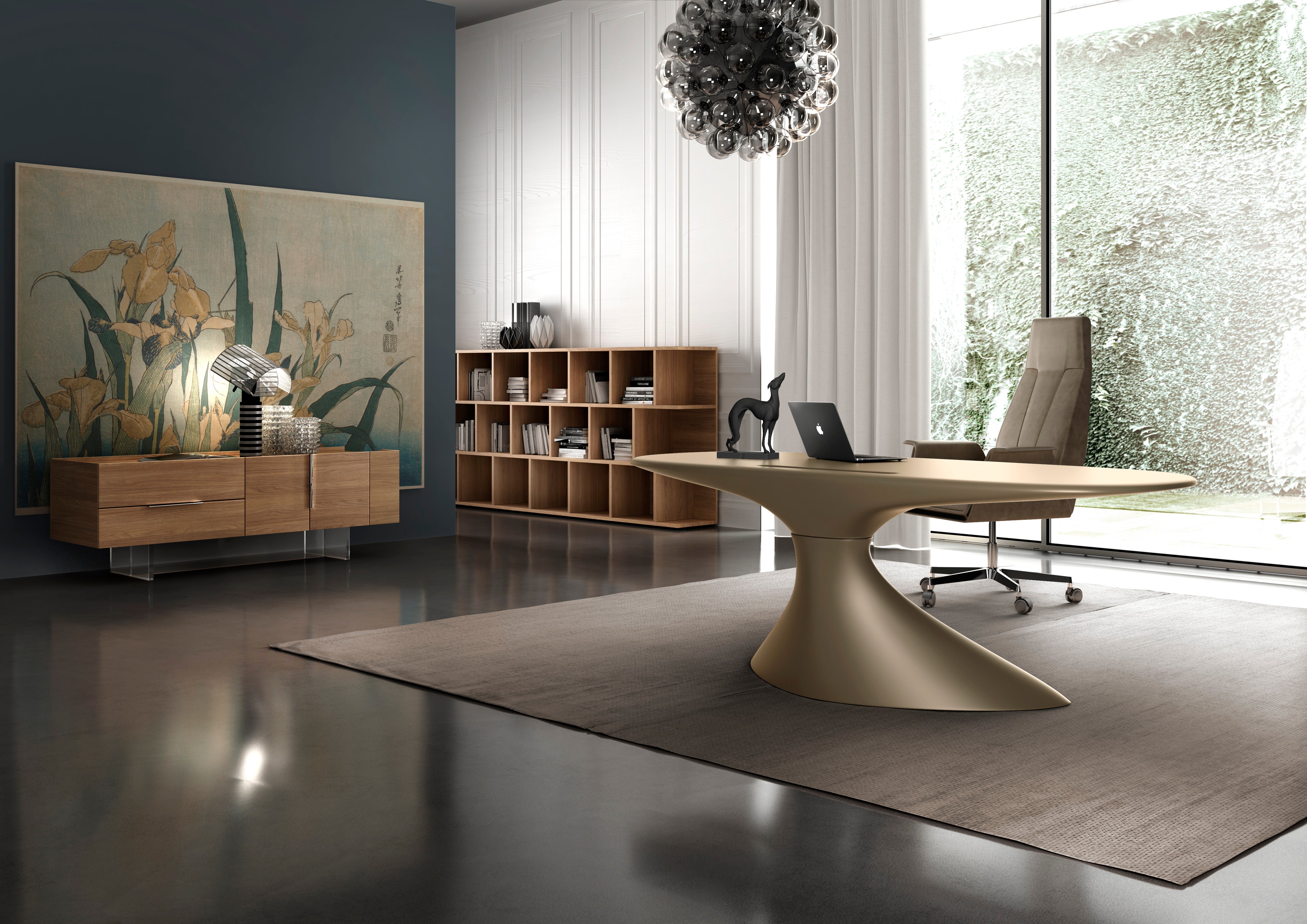 Bureau moderne comprenant le bureau sculptural ZERO de Karim Rashid, une chaise beige, un ordinateur portable et une figurine de chien. Une grande fenêtre avec des rideaux transparents, une bibliothèque, de l'art contemporain et une lampe suspendue noire complètent cet espace minimaliste.