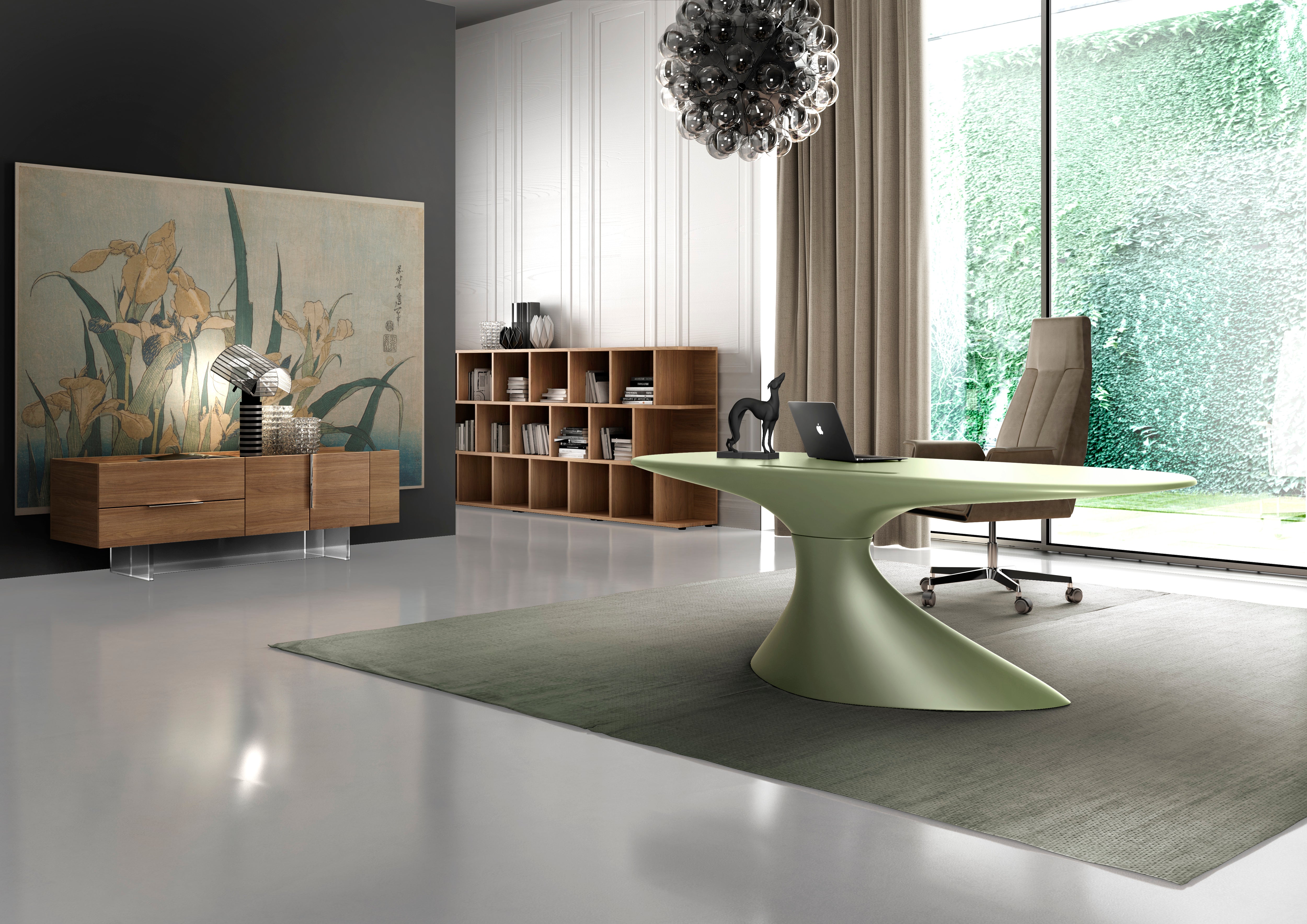 Un bureau moderne doté du bureau sculptural vert clair ZERO de Karim Rashid, d'une chaise ergonomique, d'étagères en bois, de grandes œuvres d'art florales et de vastes fenêtres avec de la verdure. Des tons neutres et une décoration élégante créent un espace lumineux et élégant.