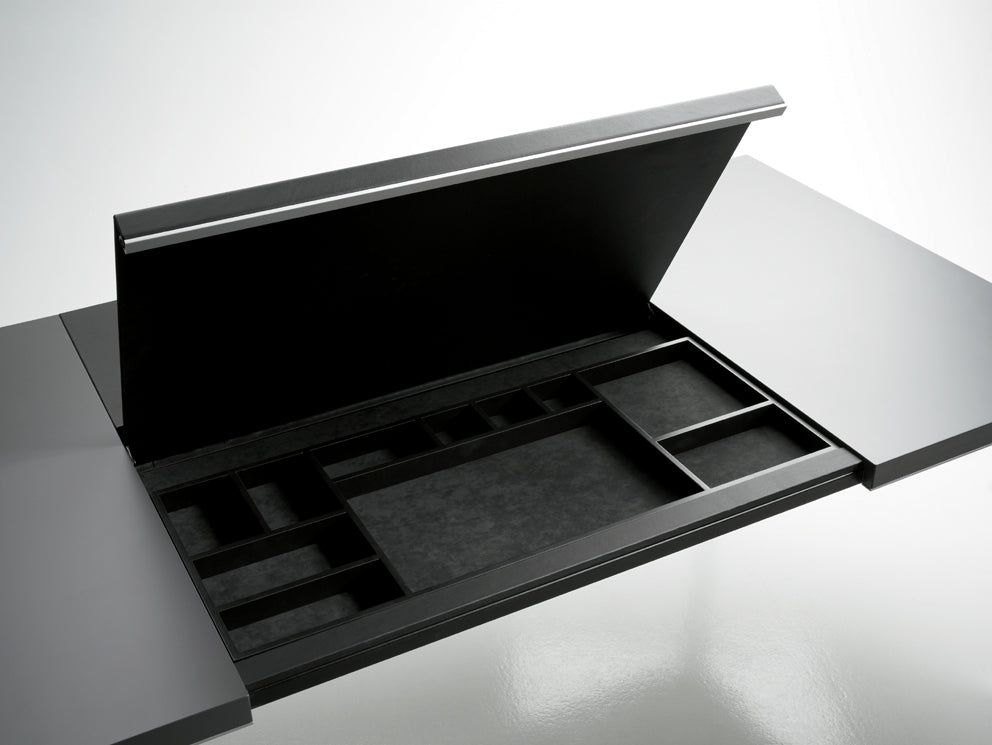 Le bureau Neta Executive d'Attitudes Bureaux est doté d'un plateau relevable aux lignes épurées, d'un organiseur noir et de finitions élégantes. Il est idéal pour les espaces de travail modernes à fond clair.