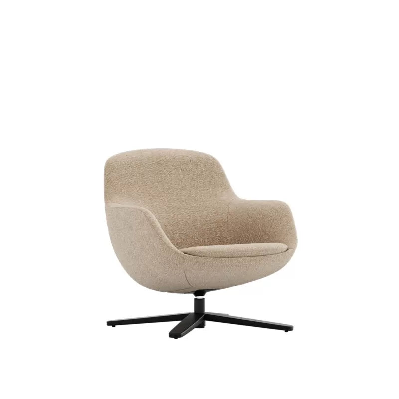 Le Fauteuils design Radar de Claesson Koivisto Rune CKR est une chaise pivotante moderne tapissée en beige avec des accoudoirs incurvés et une base en métal noir à quatre points, présentée sur un fond blanc uni.